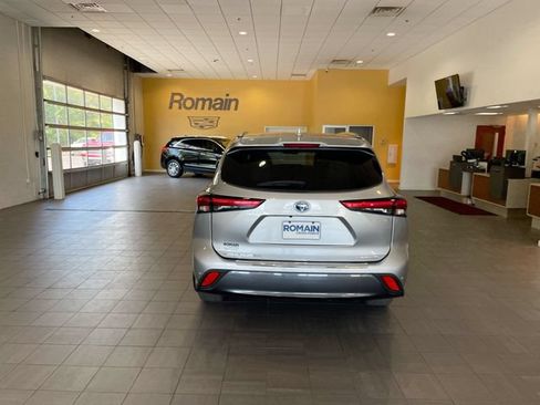 Used 2021 Toyota Highlander Limited AWD/4WD image 4