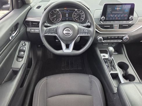 Used 2025 Nissan Altima 2.5 SV FWD image 13
