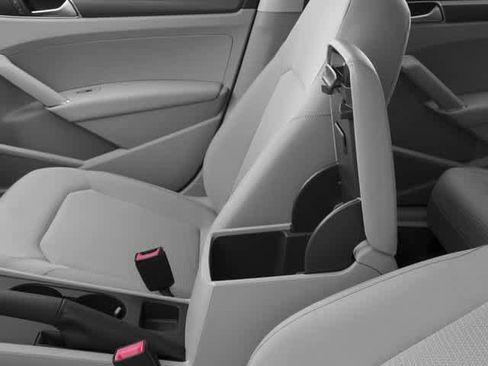 Used 2018 Volkswagen Passat 2.0T R-Line w/ R-Line Lighting Package image 15