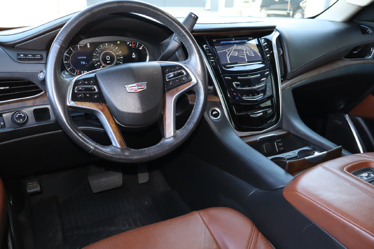 Used 2020 Cadillac Escalade Luxury RWD image 5
