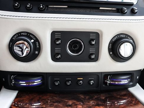 Used 2019 Rolls-Royce Dawn image 54