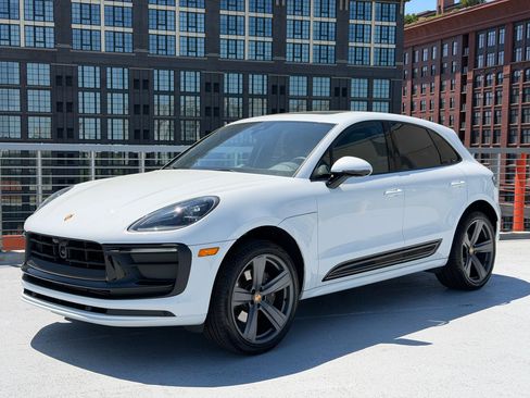 Certified 2026 Porsche Macan AWD/4WD image 1
