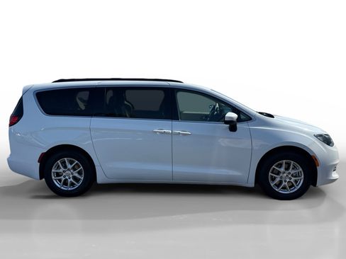 Used 2021 Chrysler Voyager Lxi FWD image 6