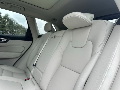 Used 2023 Volvo XC60 B5 Plus image 21