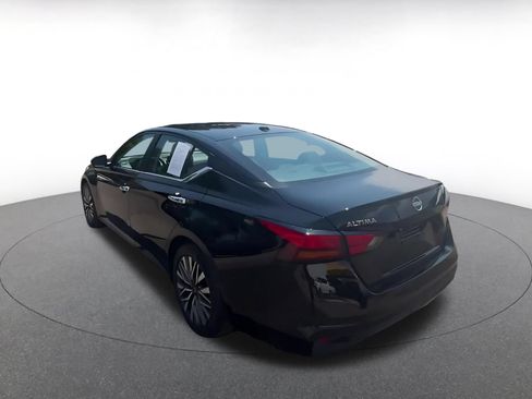 Used 2025 Nissan Altima 2.5 SV FWD image 11