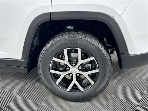 New 2025 Jeep Grand Cherokee Limited w/ Luxury Tech Group II image 16