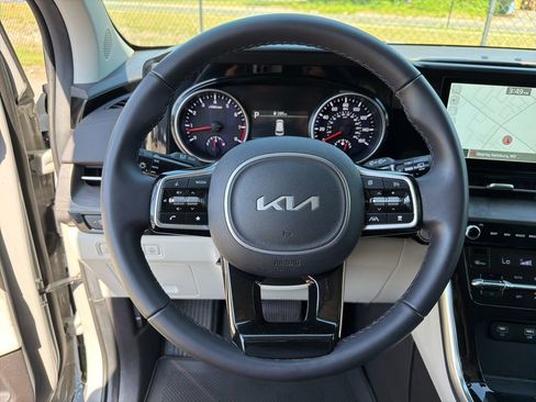 Used 2024 Kia Carnival EX FWD image 15
