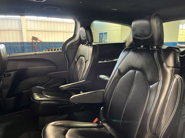 Used 2025 Chrysler Pacifica Select FWD image 17