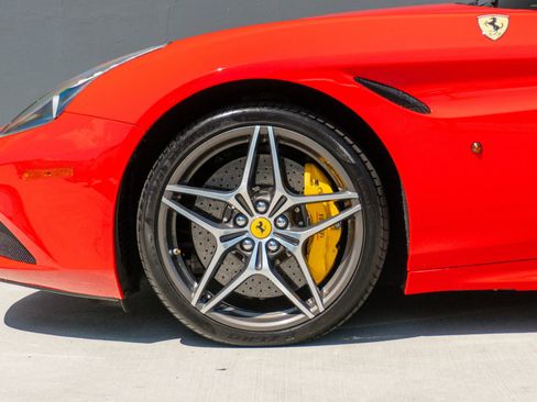 Used 2017 Ferrari California T RWD image 17
