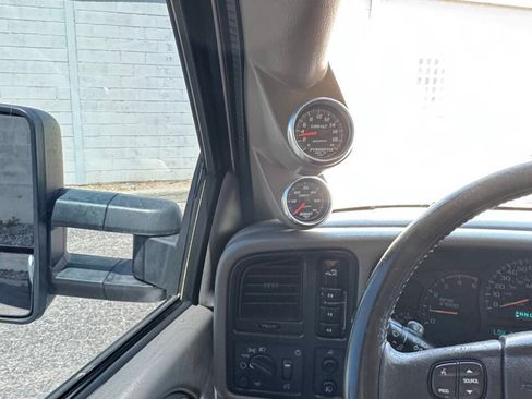 Used 2005 Chevrolet Silverado 2500 LT w/ Heavy-Duty Power Package AWD/4WD image 15
