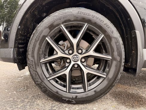Used 2018 Toyota RAV4 SE w/ Protection Package AWD/4WD image 10