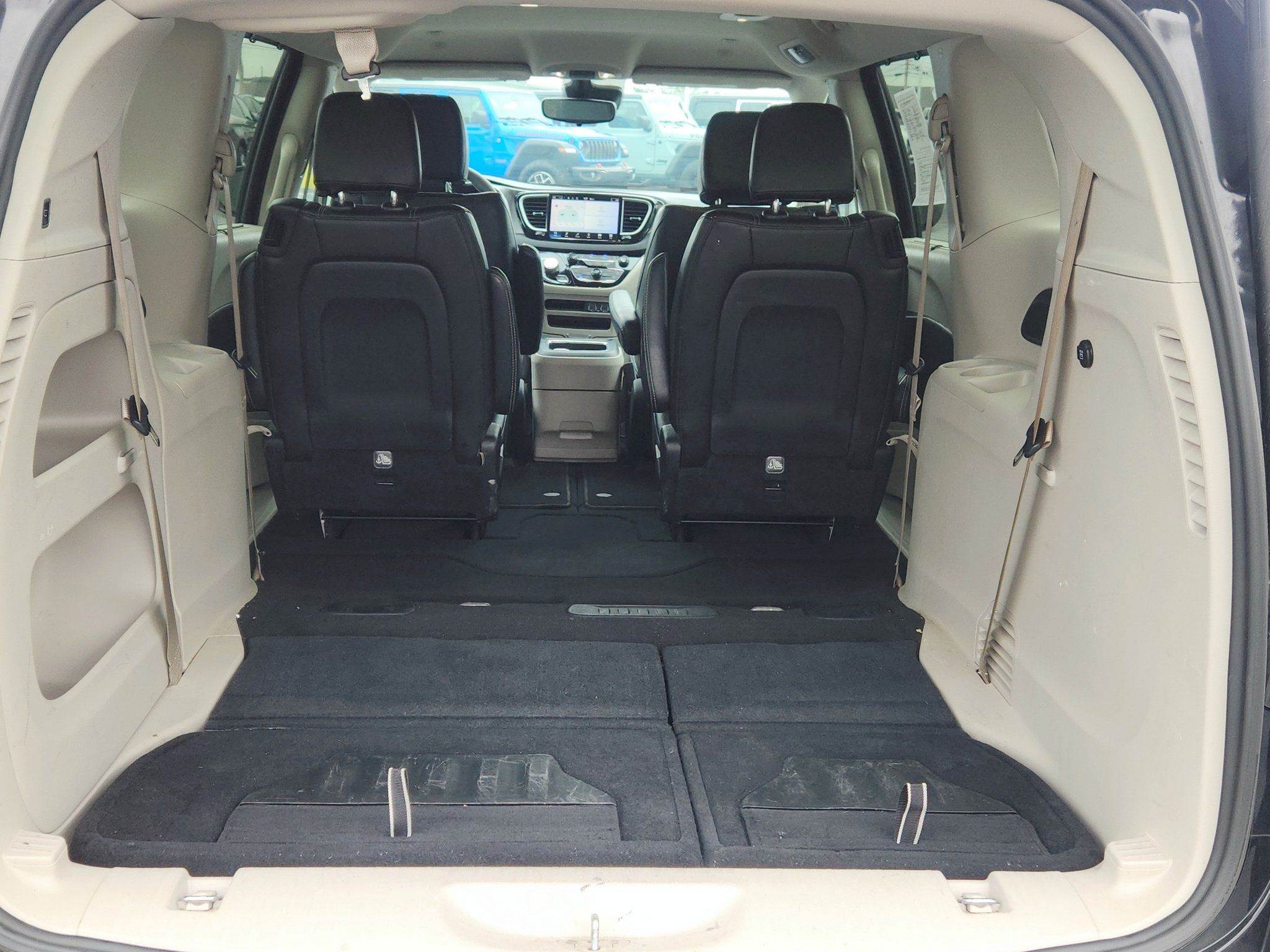 Used 2024 Chrysler Pacifica Touring-L FWD image 18