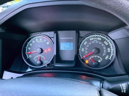 Used 2016 Toyota Tacoma SR w/ Towing Package AWD/4WD image 9
