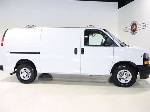 Used 2019 Chevrolet Express 3500 w/ Driver Convenience Package RWD image 29