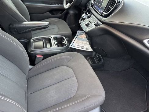 Used 2024 Chrysler Pacifica Touring image 38