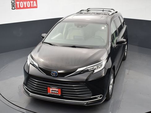 Used 2023 Toyota Sienna Limited image 32