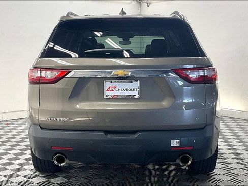 Used 2020 Chevrolet Traverse LT w/ LT Premium Package FWD image 3