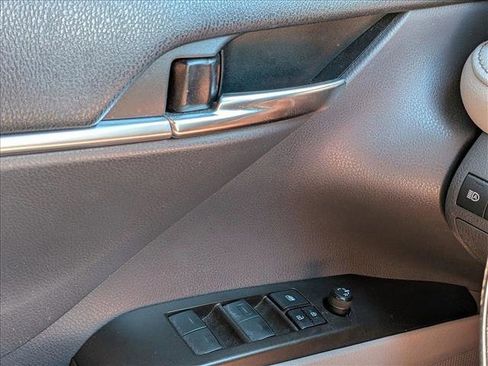 Used 2022 Toyota Camry SE image 3