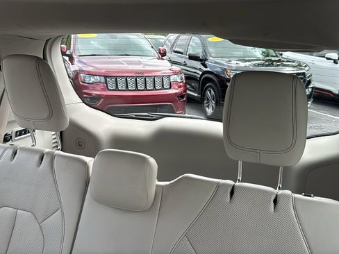 Used 2018 Chrysler Pacifica Limited w/ Tire & Wheel Group FWD image 31