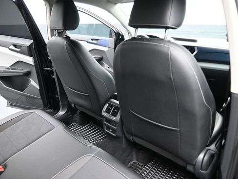 Used 2022 Volkswagen Taos SE image 25