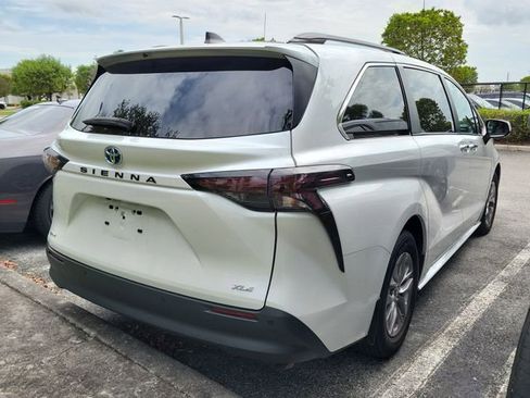 Used 2025 Toyota Sienna XLE w/ XLE Plus Package FWD image 3