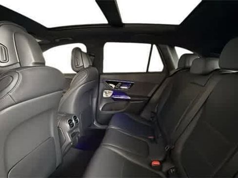 Used 2025 Mercedes-Benz GLC 300 4MATIC image 5