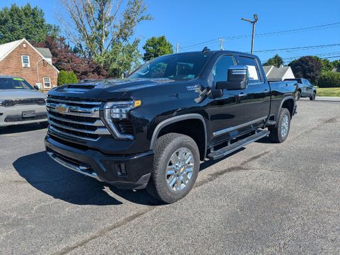 Used 2024 Chevrolet Silverado 2500 High Country w/ Technology Package AWD/4WD image 4