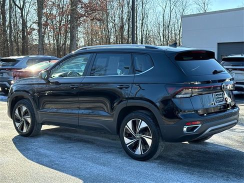 Certified 2025 Volkswagen Taos SE w/ Panoramic Sunroof Package image 4