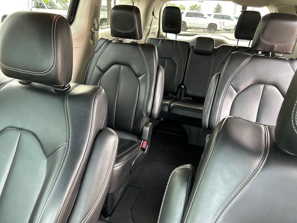 Used 2024 Chrysler Pacifica Touring-L FWD image 6