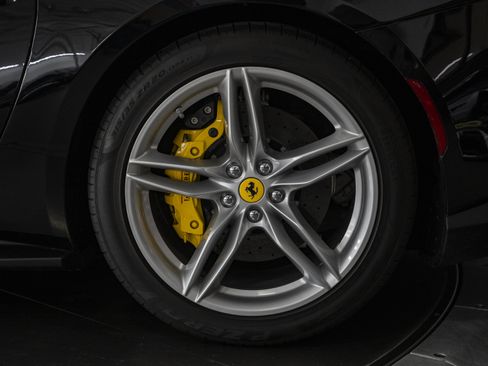 Used 2019 Ferrari 812 Superfast RWD image 18
