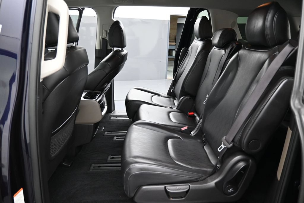 Used 2025 Kia Carnival FWD image 24