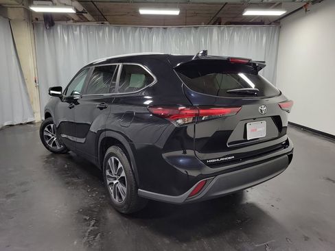 Used 2024 Toyota Highlander XLE image 6