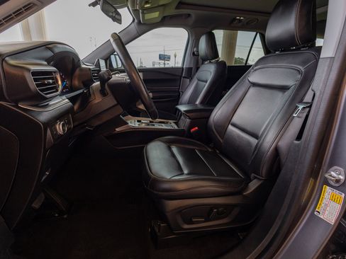 Used 2022 Ford Explorer XLT w/ Equipment Group 202A image 10