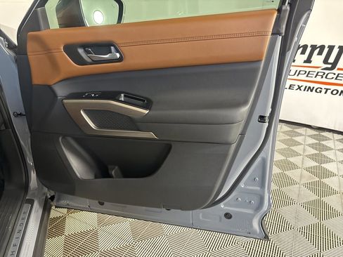 Used 2025 Nissan Pathfinder Platinum AWD/4WD image 32