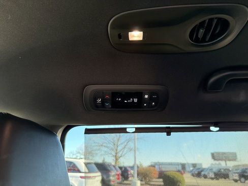 Used 2025 Chrysler Pacifica Select FWD image 22