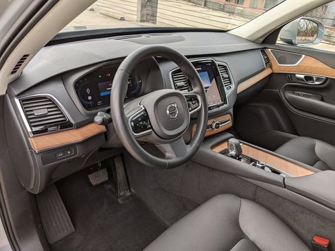 Certified 2024 Volvo XC90 T8 Plus w/ Protection Package Premier image 8