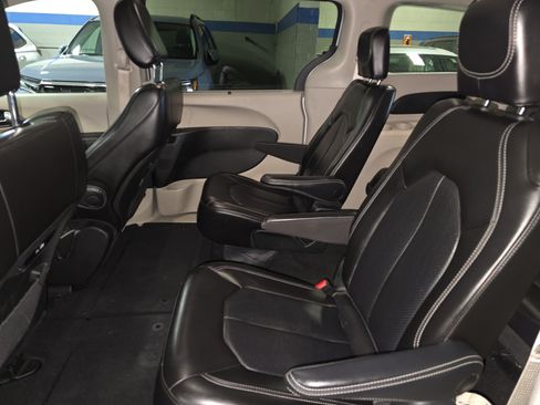 Used 2023 Chrysler Pacifica Touring-L FWD image 10