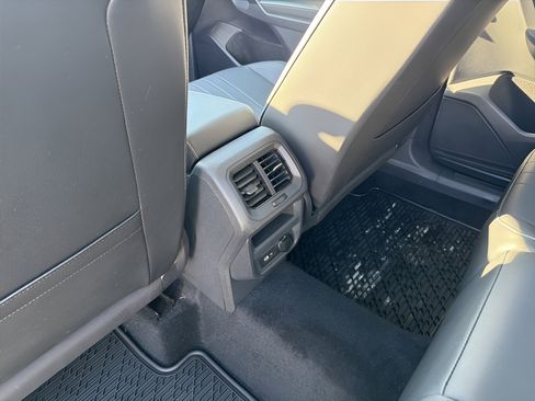 Used 2023 Volkswagen Tiguan SE image 25