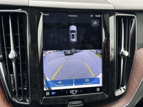 Used 2023 Volvo XC60 B5 Plus image 4