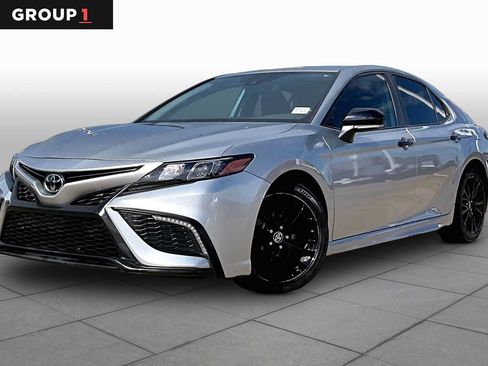 Used 2022 Toyota Camry SE FWD image 1