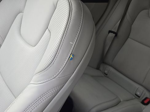 Used 2021 Volvo XC60 T8 Inscription w/ Advanced Package image 17