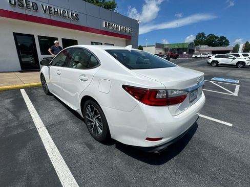 Used 2016 Lexus ES 350 w/ Luxury Package w/Wood Trim FWD image 3