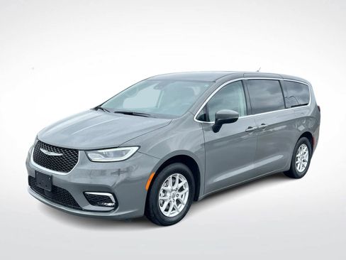 Used 2023 Chrysler Pacifica Touring-L image 4