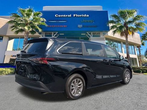Used 2025 Toyota Sienna LE FWD image 5