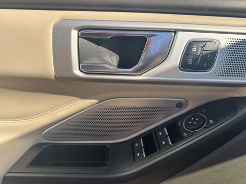 Used 2020 Ford Explorer Platinum w/ Premium Technology Package image 12