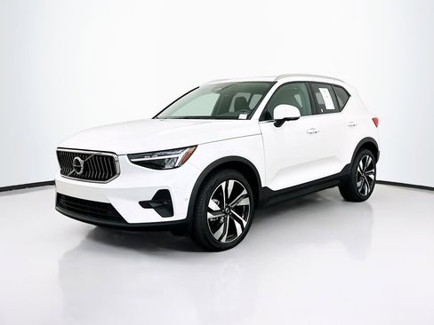 Used 2025 Volvo XC40 B5 Plus image 3