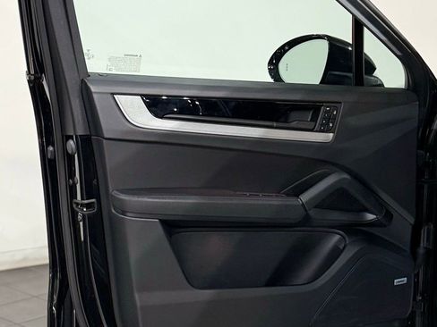 Used 2025 Porsche Cayenne Coupe image 38