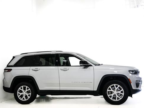 Used 2022 Jeep Grand Cherokee Limited AWD/4WD image 5