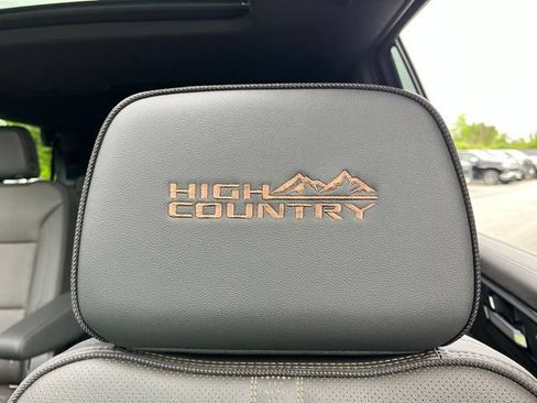 Used 2025 Chevrolet Tahoe High Country AWD/4WD image 18