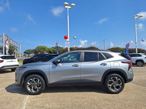 Used 2025 Chevrolet Trax LT FWD image 8